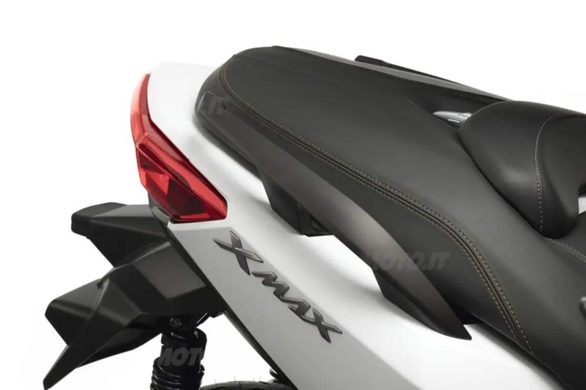 Yamaha X-MAX 400, potenza e compattezza (16)