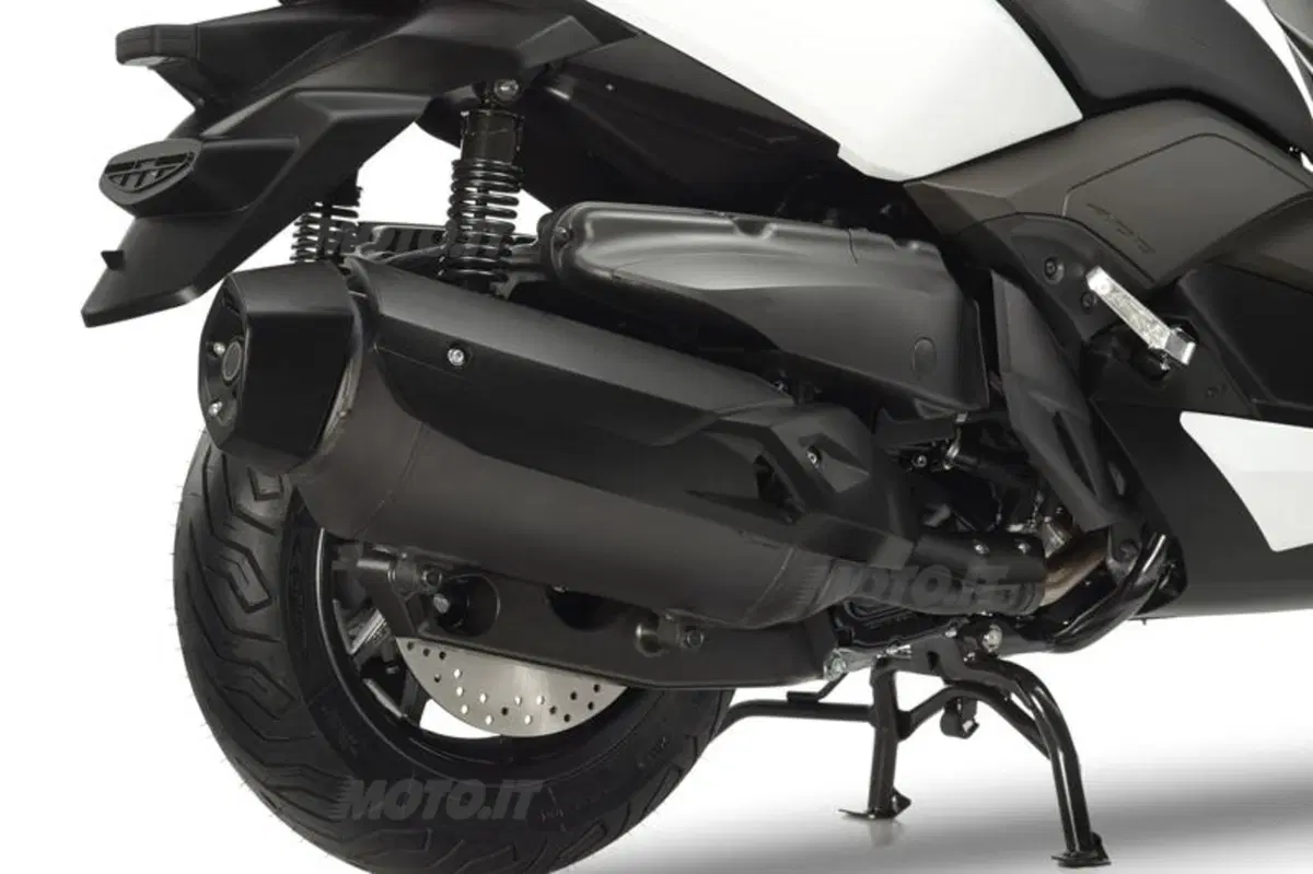 Yamaha X-MAX 400, potenza e compattezza (17)
