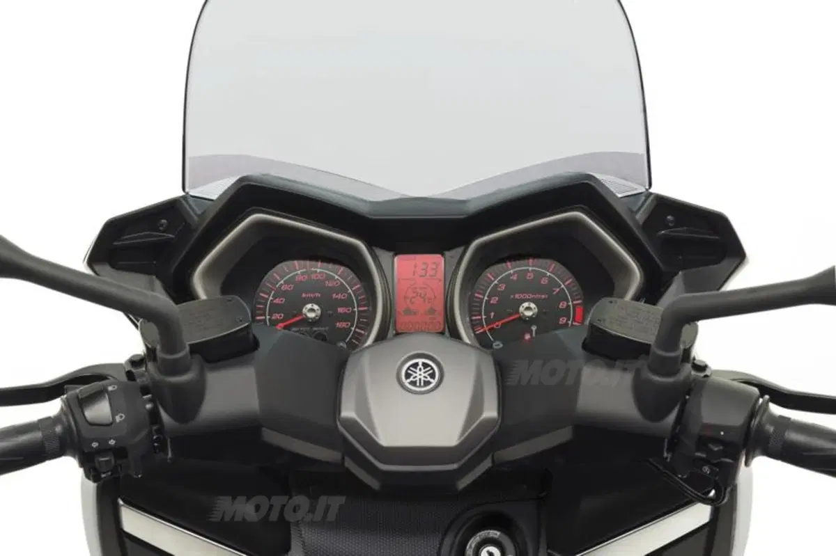 Yamaha X-MAX 400, potenza e compattezza (19)