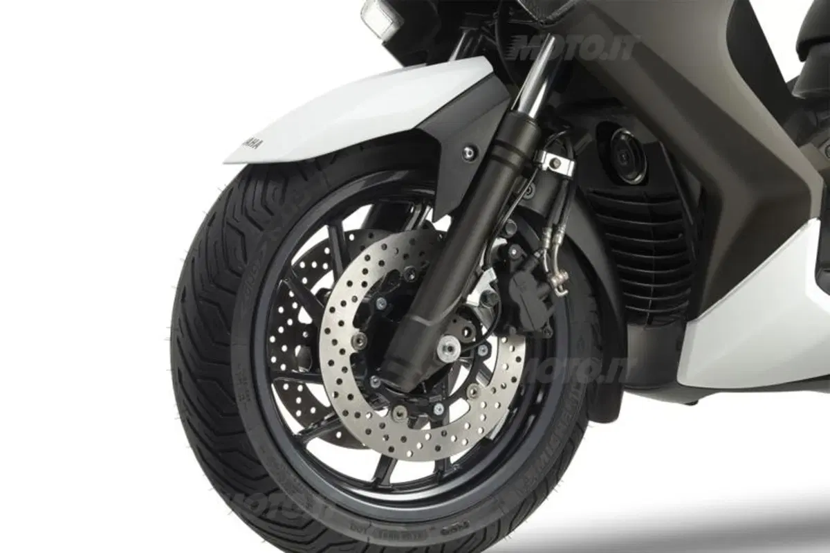 Yamaha X-MAX 400, potenza e compattezza (20)