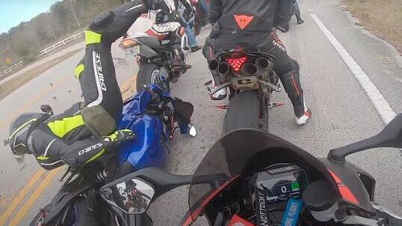 Moto crash: in gruppo con le supersportive a 200 km/h, poi l&#039;ostacolo e il botto pazzesco [VIDEO VIRALE]