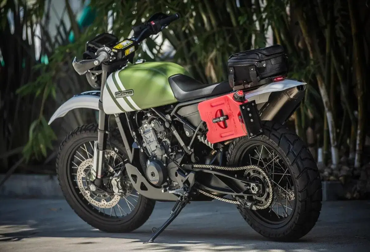 Urban Assault: la KTM Adventure 790 secondo Roland Sands Design (3)