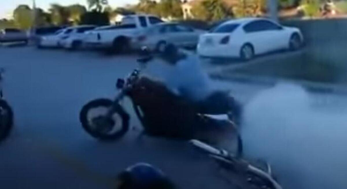 Harley Davidson fail come sfasciarne due con un solo burnout [VIDEO