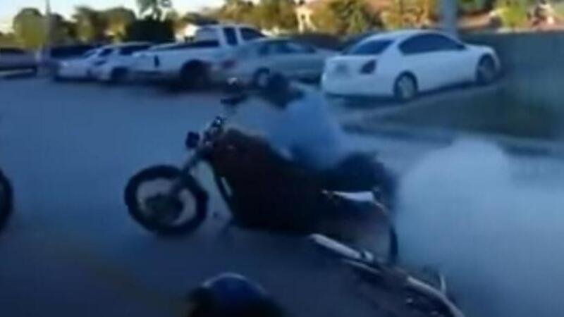 Harley Davidson fail: come sfasciarne due con un solo burnout [VIDEO]