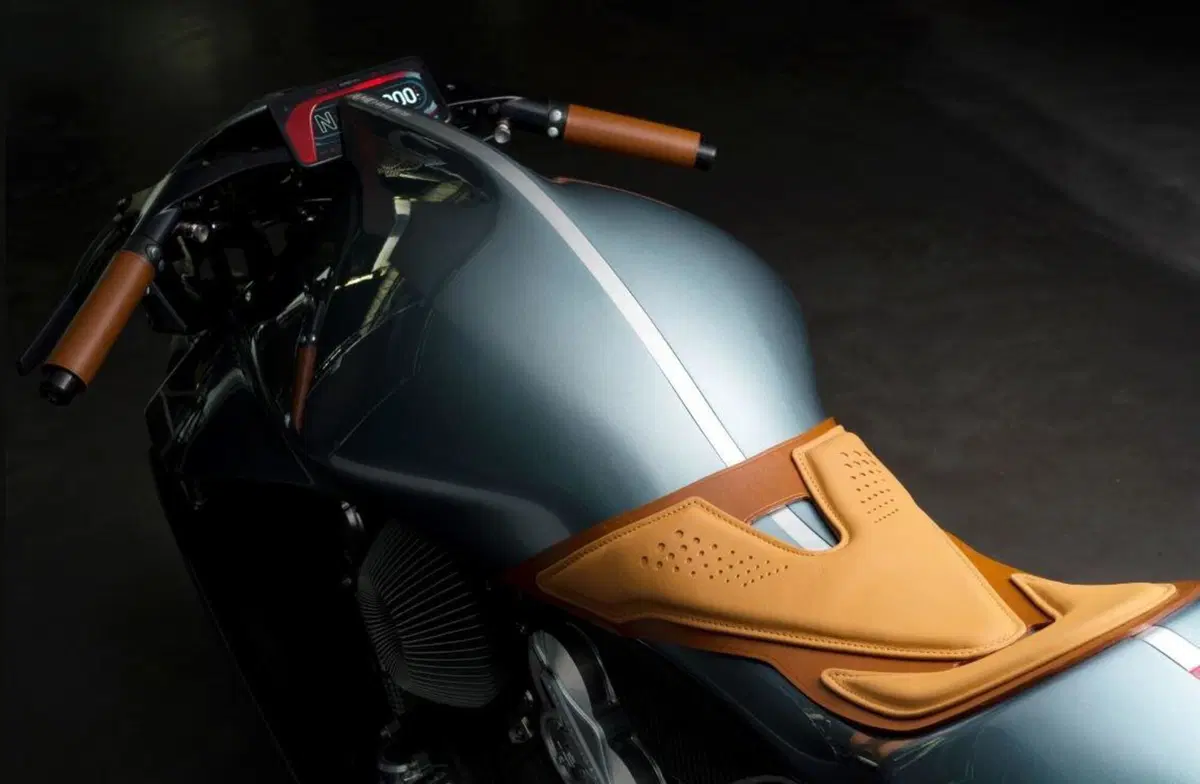 Aston Martin AMB 001: test in pista per la turbo da 108.000 euro (4)