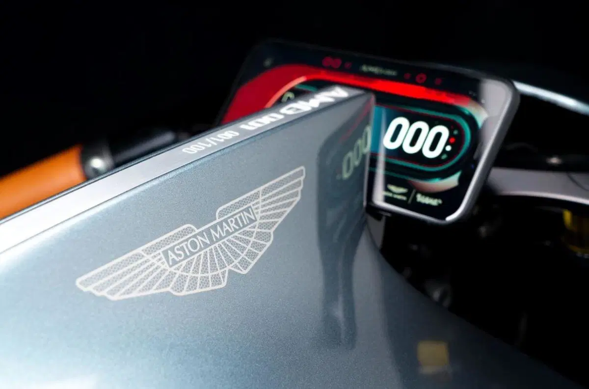 Aston Martin AMB 001: test in pista per la turbo da 108.000 euro (5)