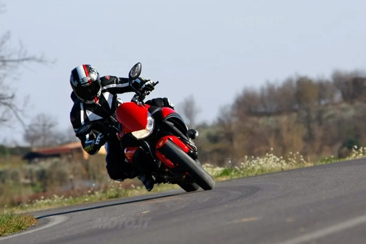 BUELL  1125 CR - 1125R (19)