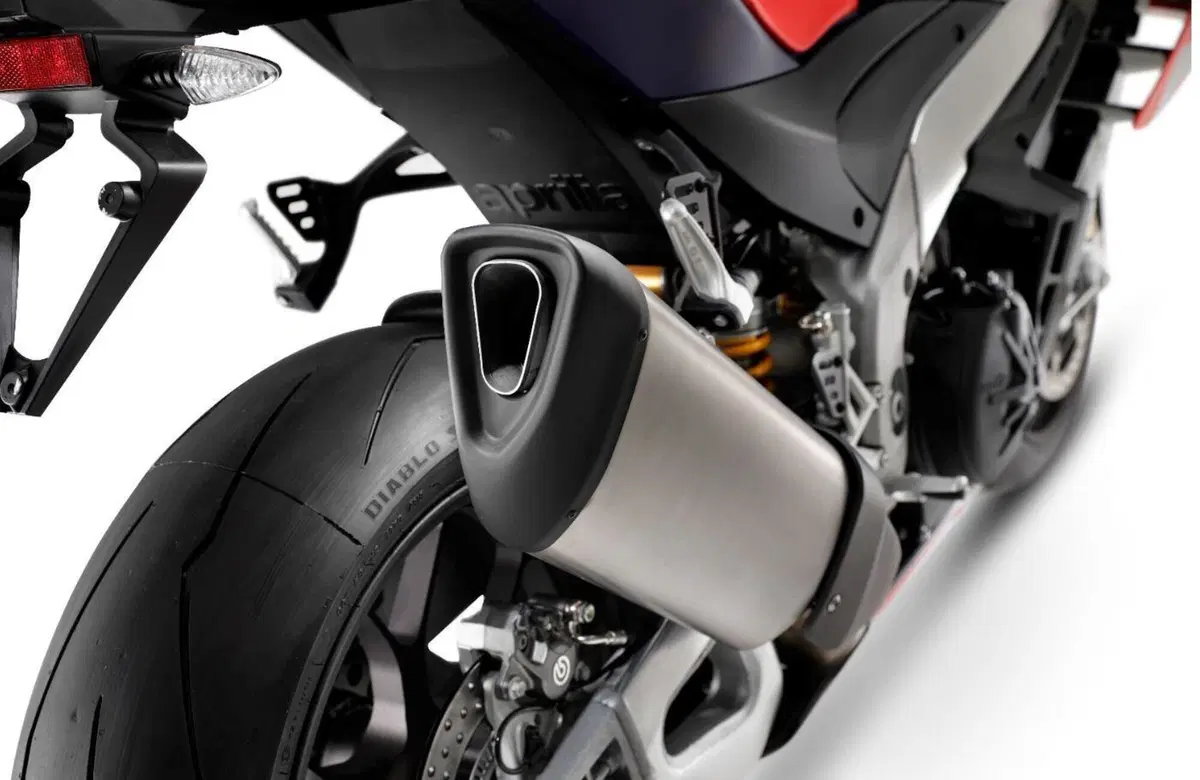 Aprilia RSV4 e RSV4 Factory 2021. Foto, prezzi e disponibilità (6)