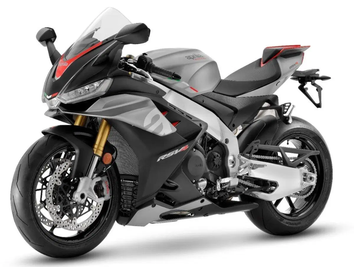Aprilia RSV4 e RSV4 Factory 2021. Foto, prezzi e disponibilità