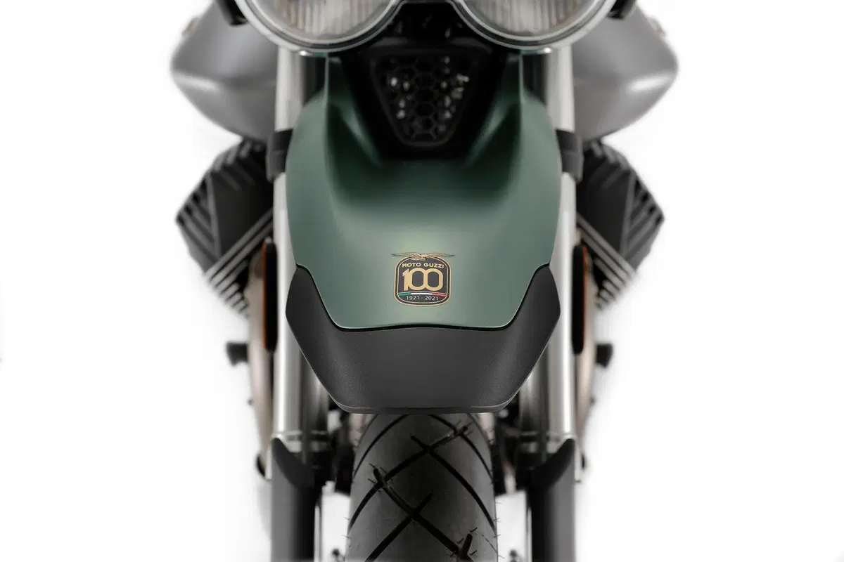 Livrea Centenario per le Moto Guzzi V85TT, V7 e V9 serie speciale (5)