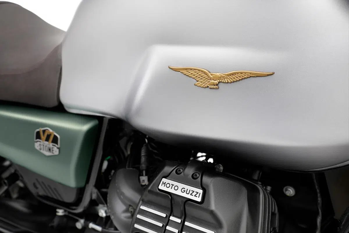 Livrea Centenario per le Moto Guzzi V85TT, V7 e V9 serie speciale (7)