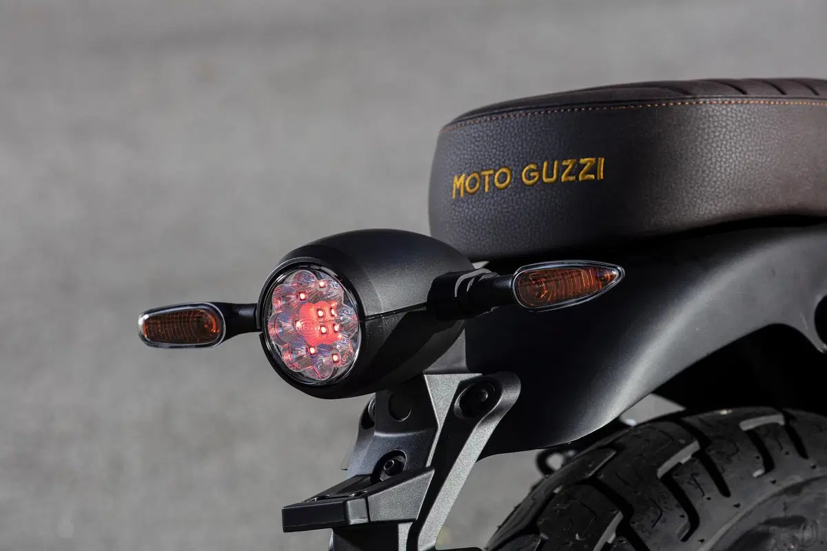 Livrea Centenario per le Moto Guzzi V85TT, V7 e V9 serie speciale (9)