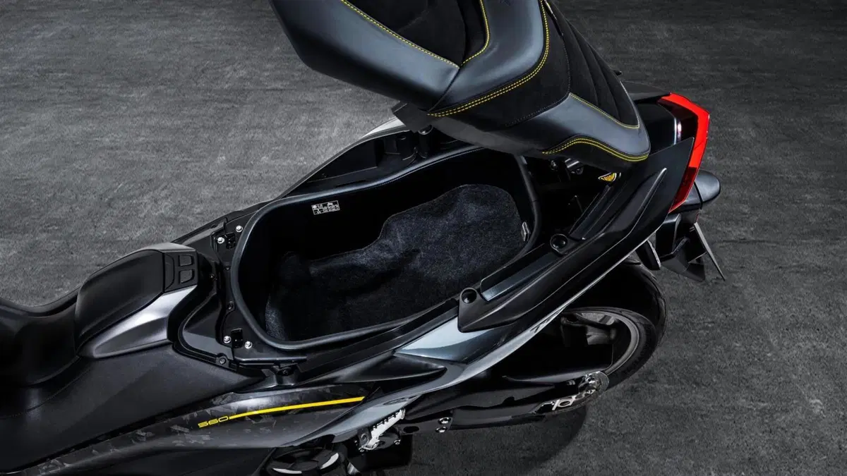 Yamaha TMAX 20th anniversary: ecco l'edizione speciale (12)