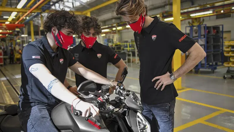 Nuovo Ducati Monster 2021: al via la produzione. Con tre padrini d'eccezione