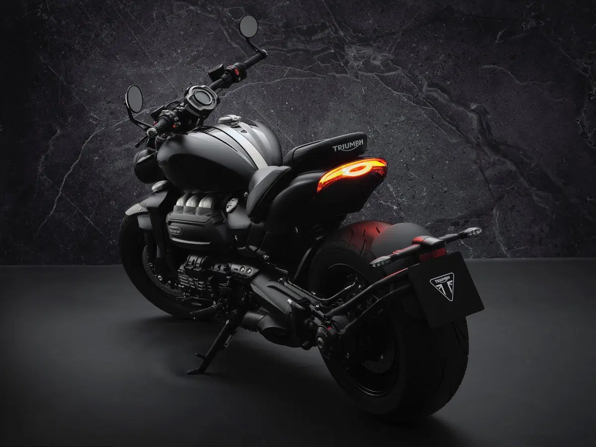 Triumph Rocket 3R Black (2)