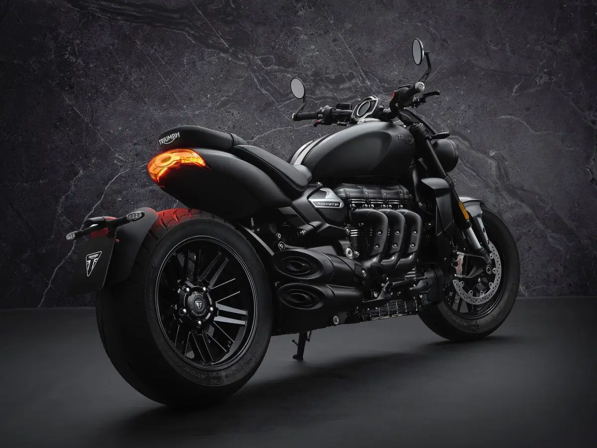 Triumph Rocket 3R Black (3)