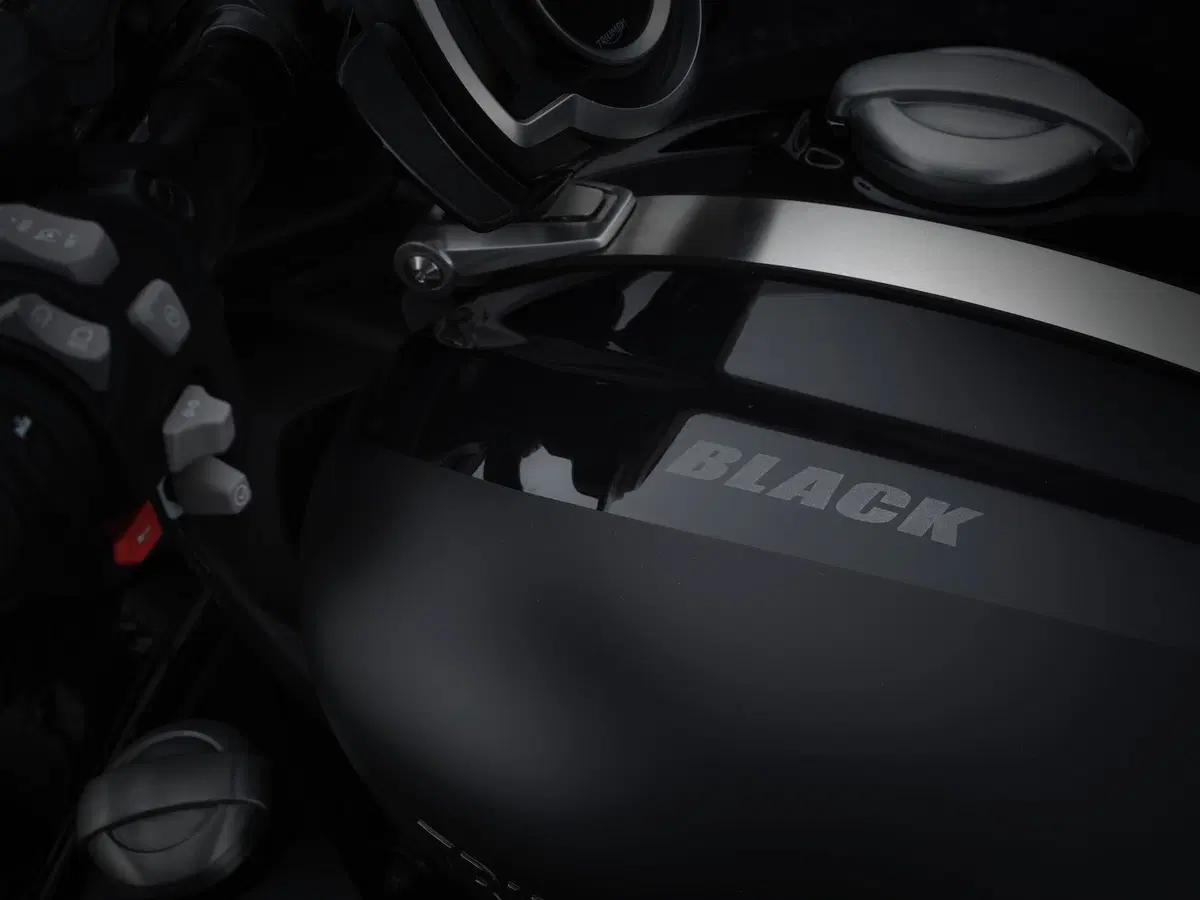 Triumph Rocket 3R Black (10)