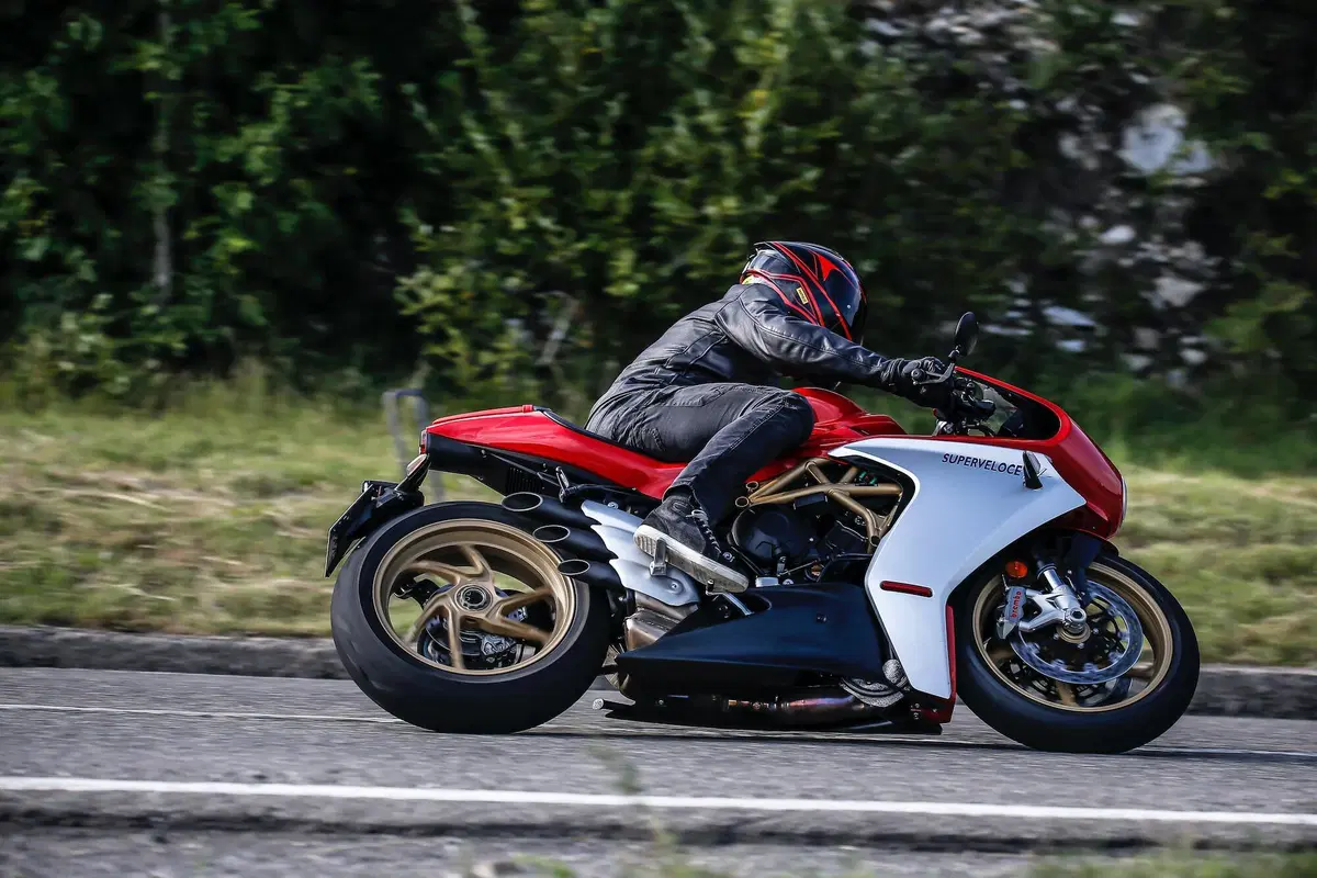 MV Agusta Superveloce 800 test. Paradosso temporale (3)