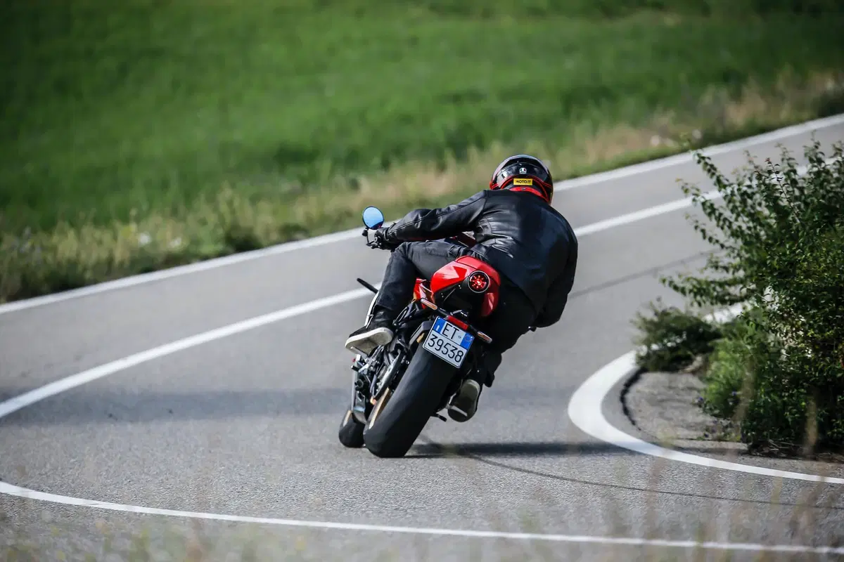 MV Agusta Superveloce 800 test. Paradosso temporale (5)