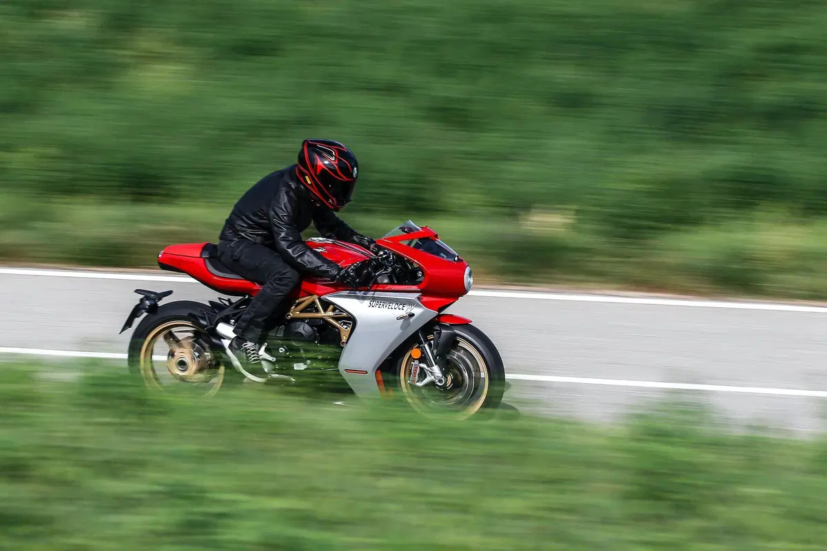 MV Agusta Superveloce 800 test. Paradosso temporale (6)