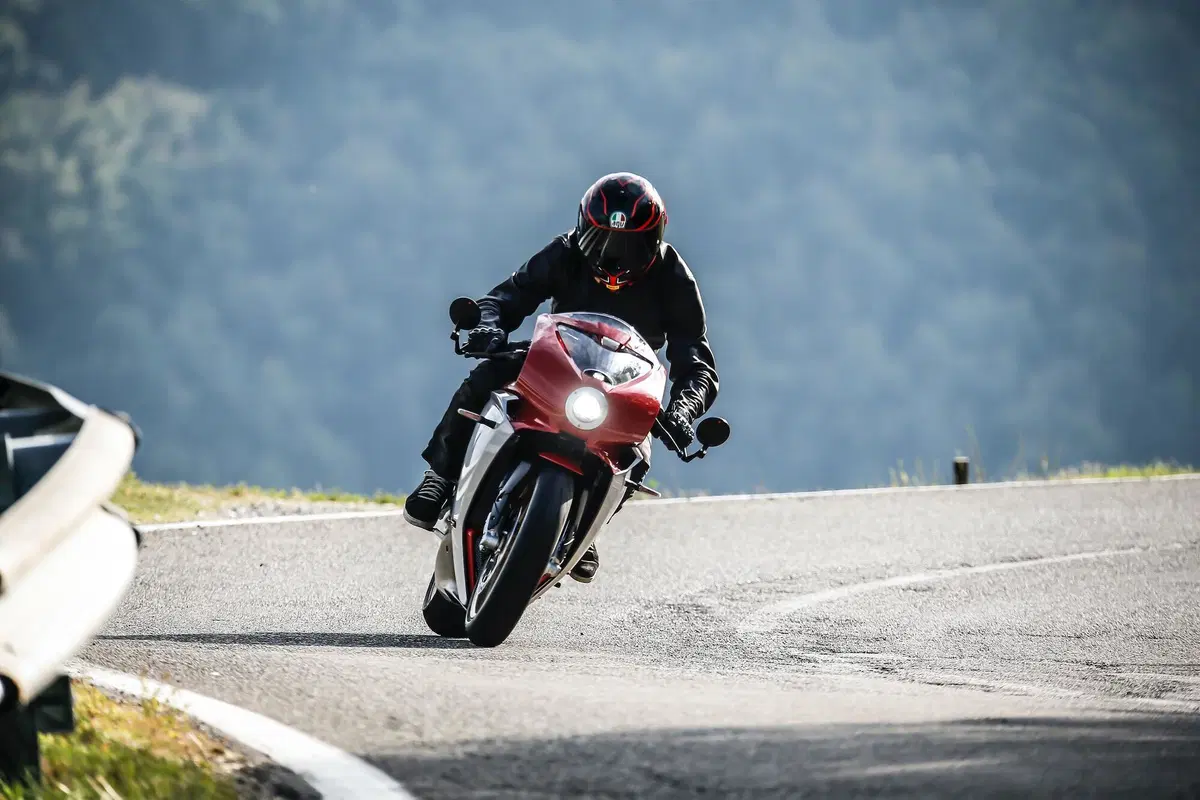 MV Agusta Superveloce 800 test. Paradosso temporale (9)