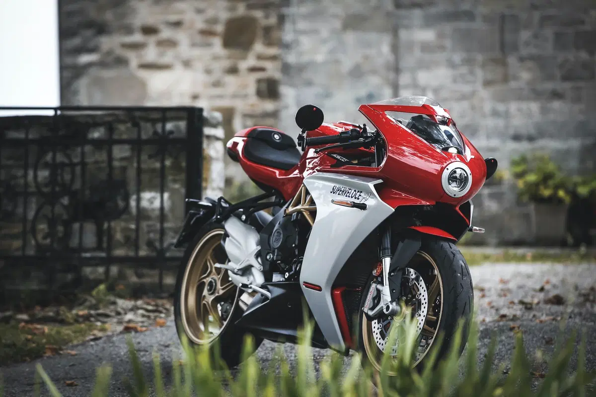 MV Agusta Superveloce 800 test. Paradosso temporale (10)