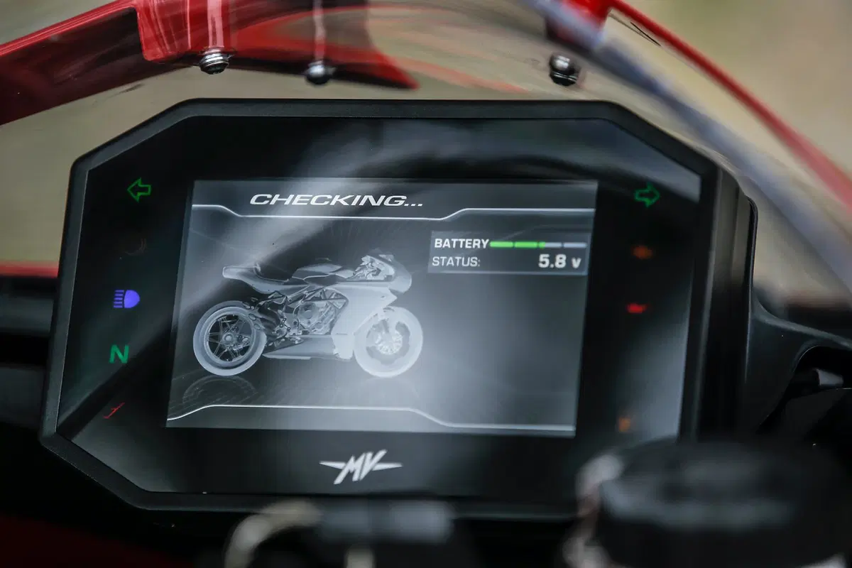 MV Agusta Superveloce 800 test. Paradosso temporale (16)