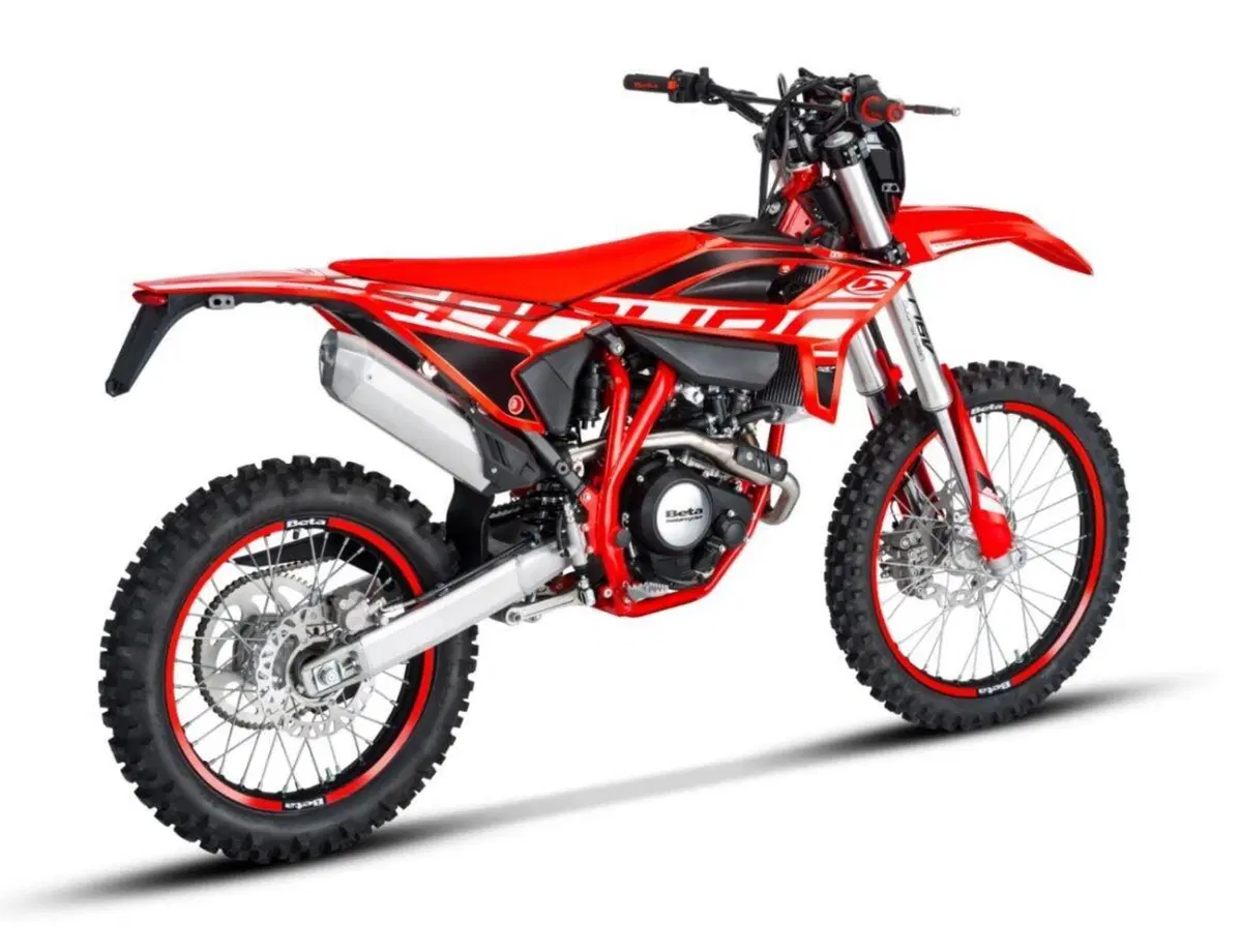 Beta lancia le RR 125 LC Enduro e Motard 2021. Dati e prezzi