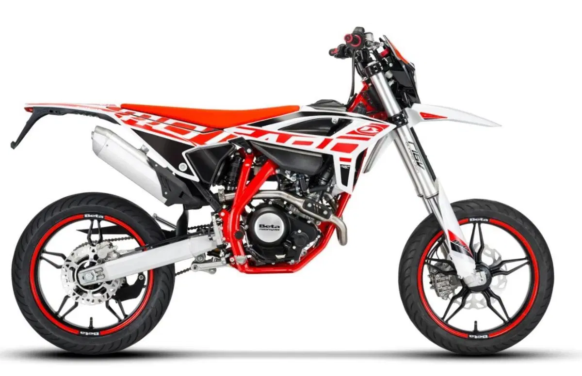Beta lancia le RR 125 LC Enduro e Motard 2021. Dati e prezzi (4)