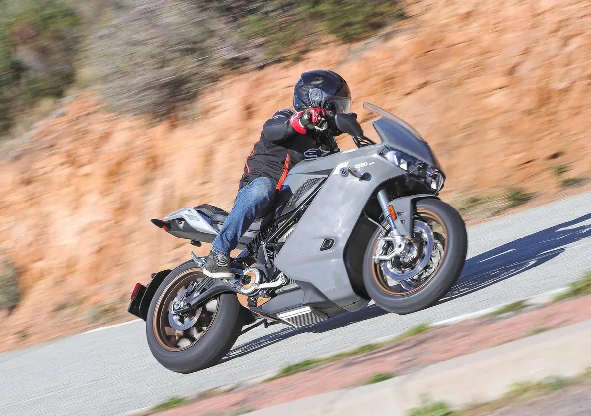 La met&agrave; dei motociclisti UK favorevole all'elettrico