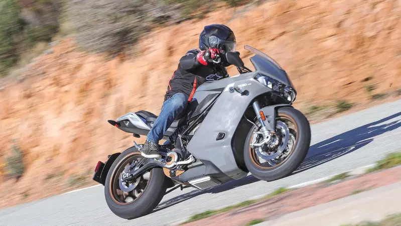 La met&agrave; dei motociclisti UK favorevole all'elettrico