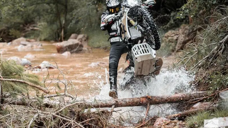 Con una Yamaha Tenere 700 si pu&ograve; fare ogni cosa se ti chiami Pol Tarres [VIDEO VIRALE]