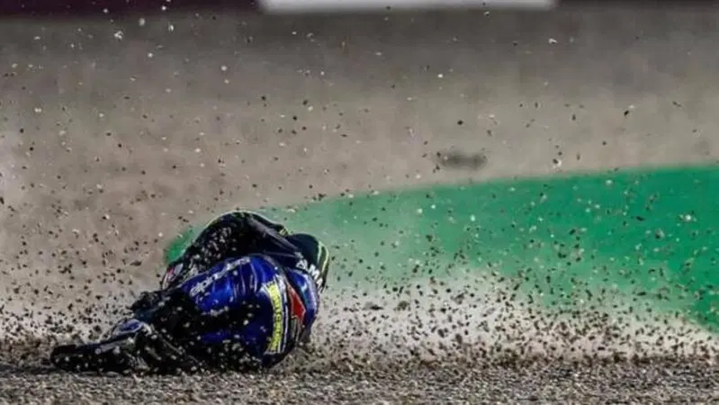MotoGP. Sportellate social: Crutchlow cade, Lorenzo se la ride e Miller e Espargar&ograve; si arrabbiano