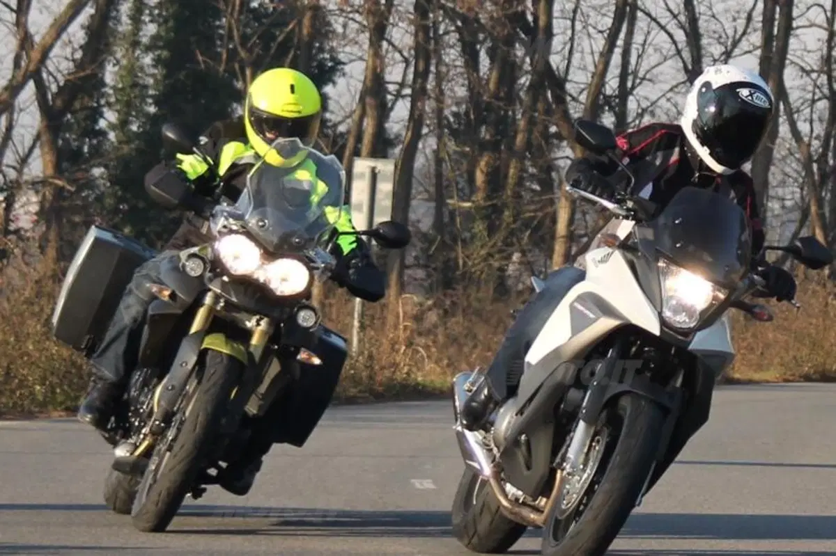 Honda Crossrunner VS Triumph Tiger 800 (2)