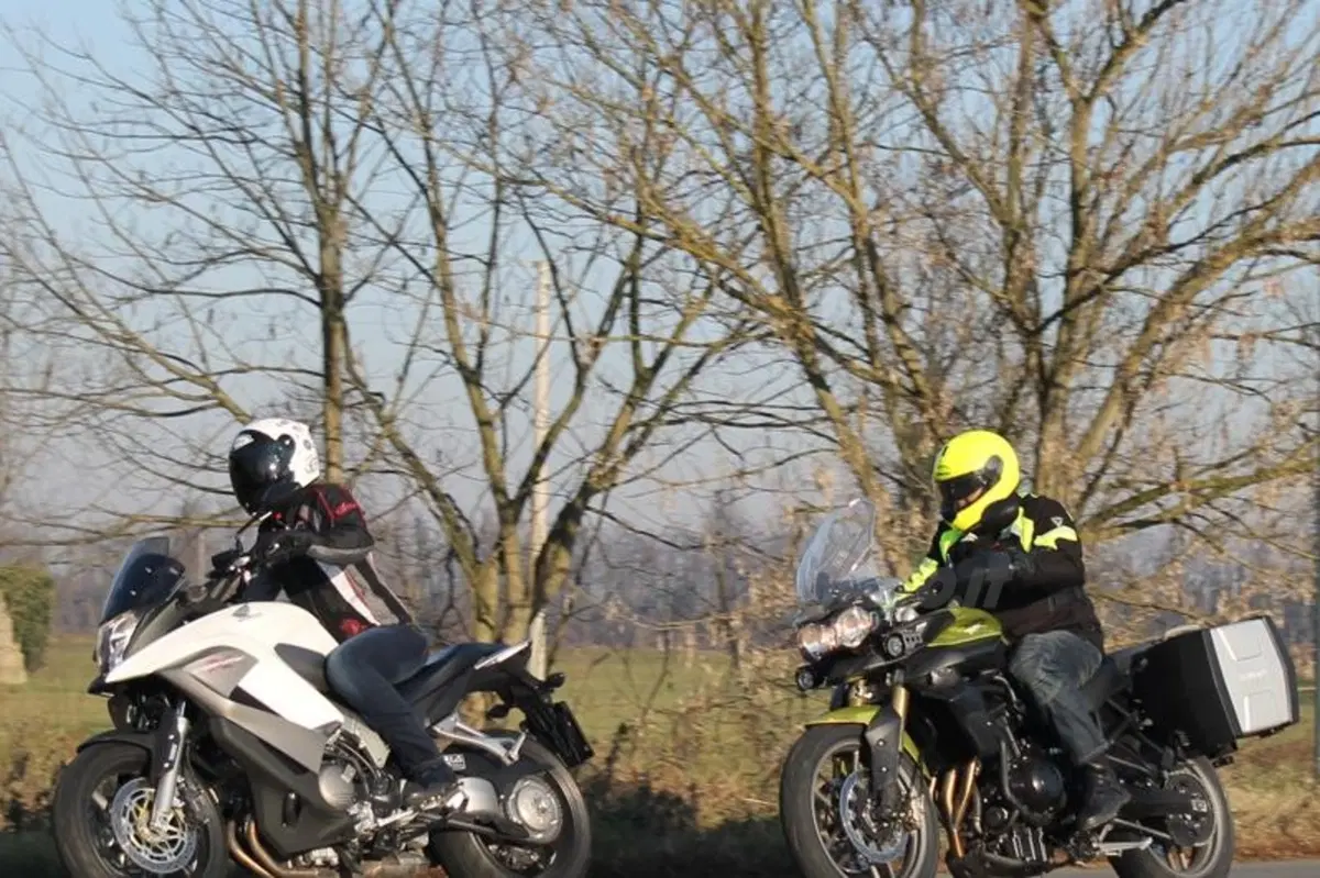 Honda Crossrunner VS Triumph Tiger 800 (3)