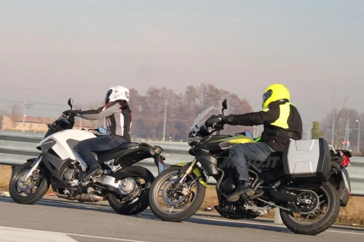 Honda Crossrunner VS Triumph Tiger 800 (5)