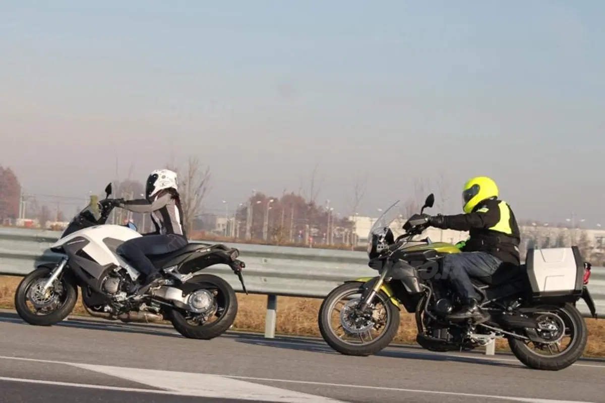 Honda Crossrunner VS Triumph Tiger 800 (6)