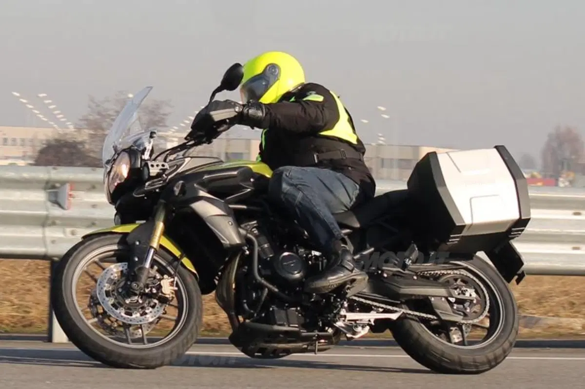 Honda Crossrunner VS Triumph Tiger 800 (7)