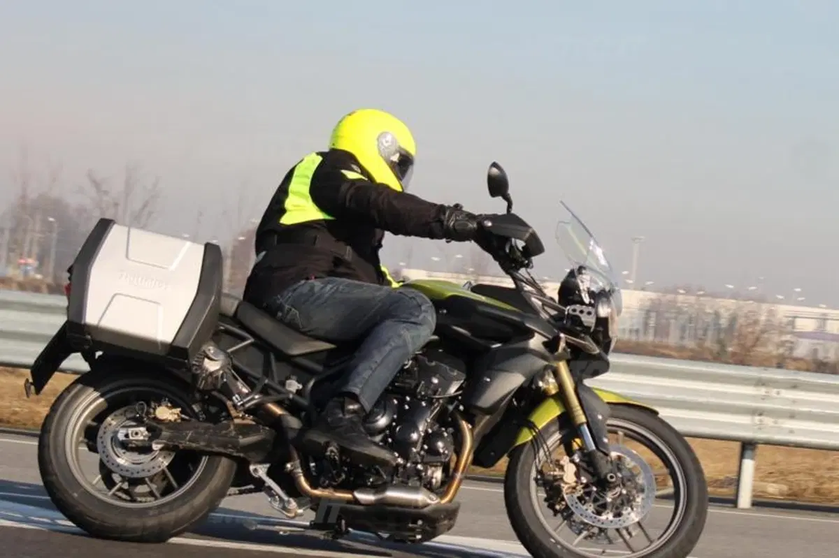 Honda Crossrunner VS Triumph Tiger 800 (8)