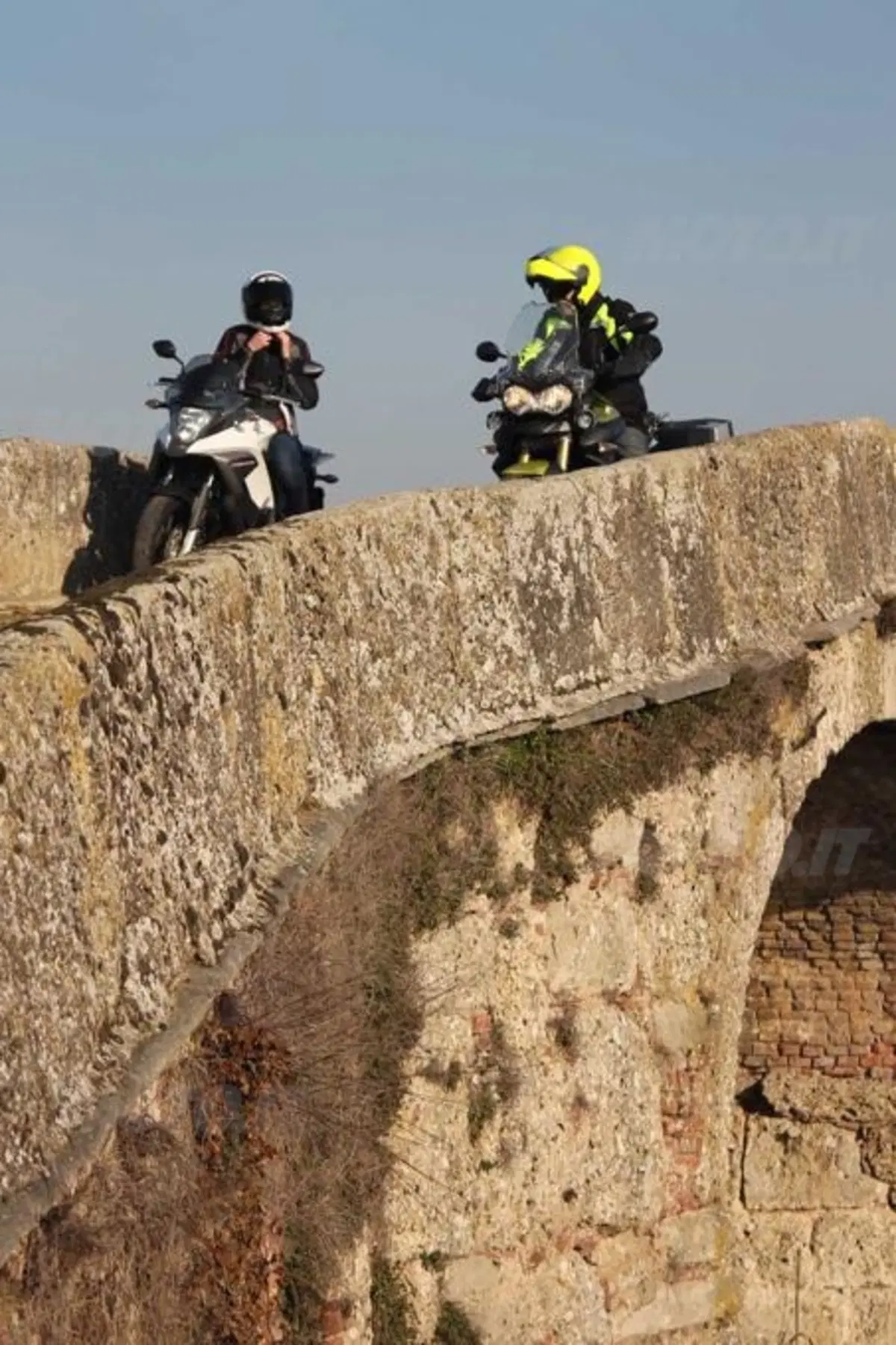 Honda Crossrunner VS Triumph Tiger 800 (9)