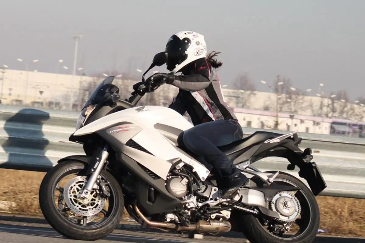Honda Crossrunner VS Triumph Tiger 800 (10)