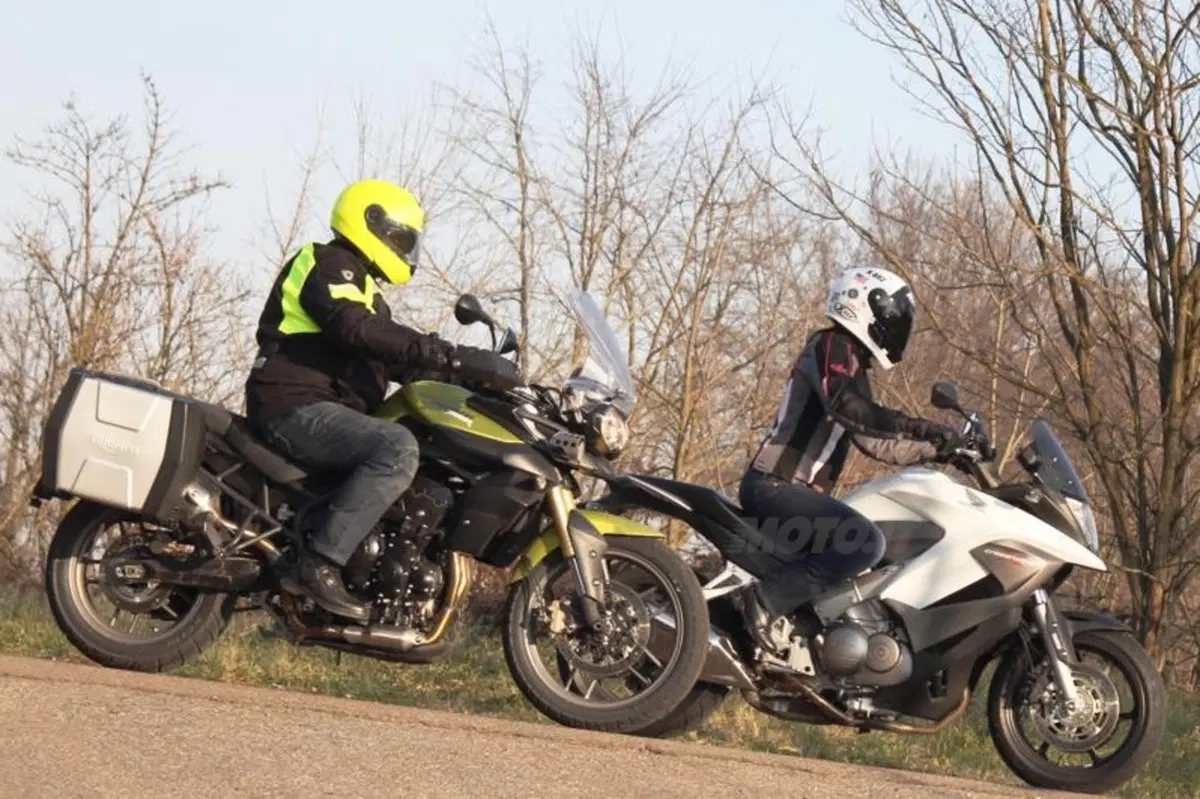 Honda Crossrunner VS Triumph Tiger 800 (12)