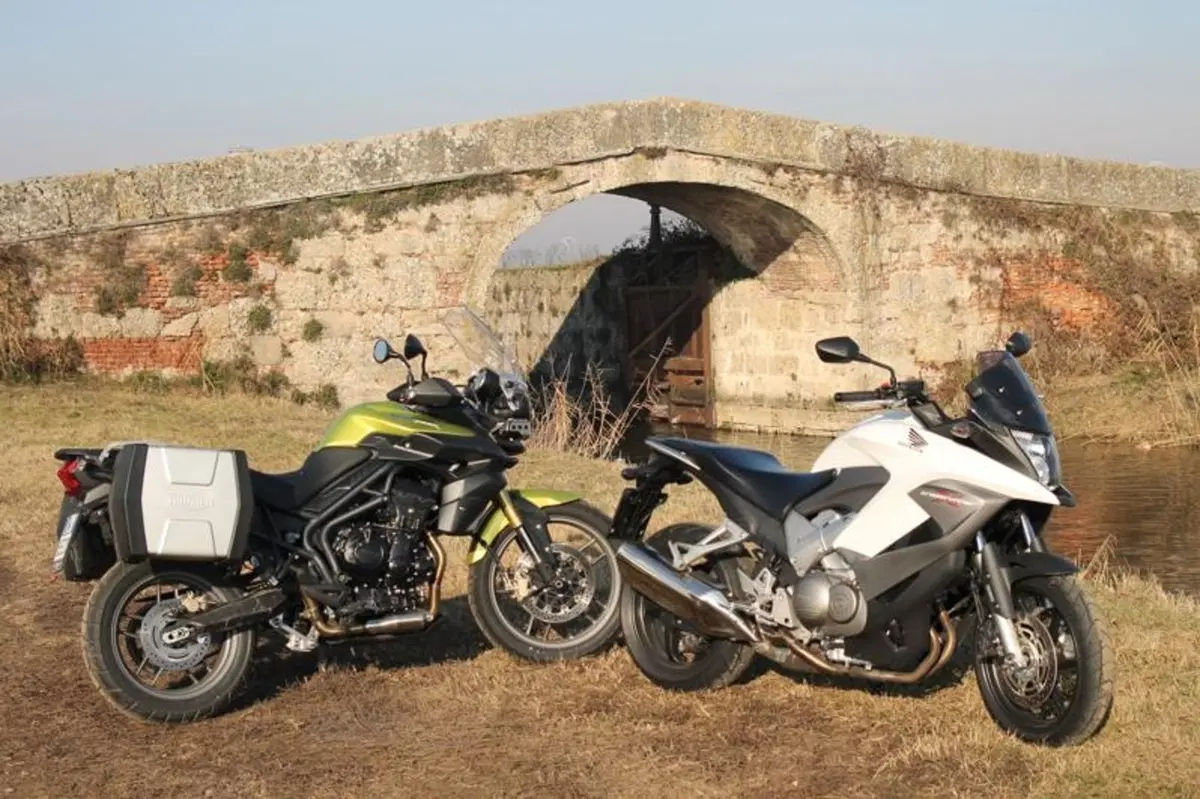 Honda Crossrunner VS Triumph Tiger 800 (13)