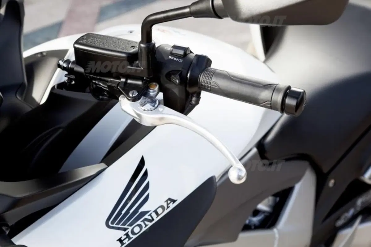 Honda Crossrunner VS Triumph Tiger 800 (19)