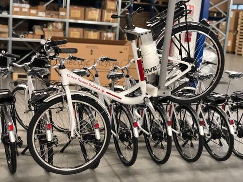 FIVE consegna le prime eBike alla Croce Rossa Italiana