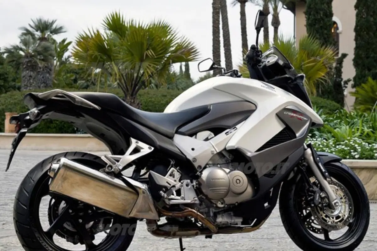 Honda Crossrunner VS Triumph Tiger 800 (31)