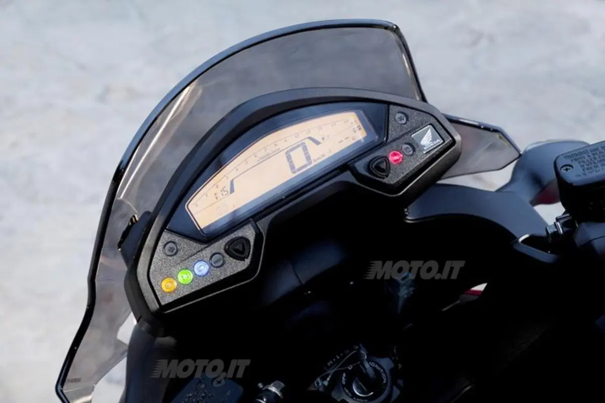 Honda Crossrunner VS Triumph Tiger 800 (33)