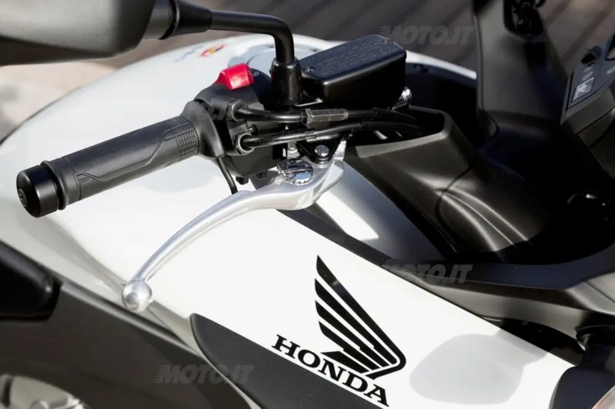 Honda Crossrunner VS Triumph Tiger 800 (35)
