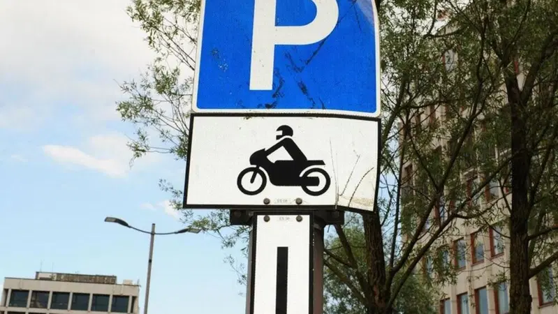 70.000 parcheggi auto e moto soppressi a Parigi entro il 2026