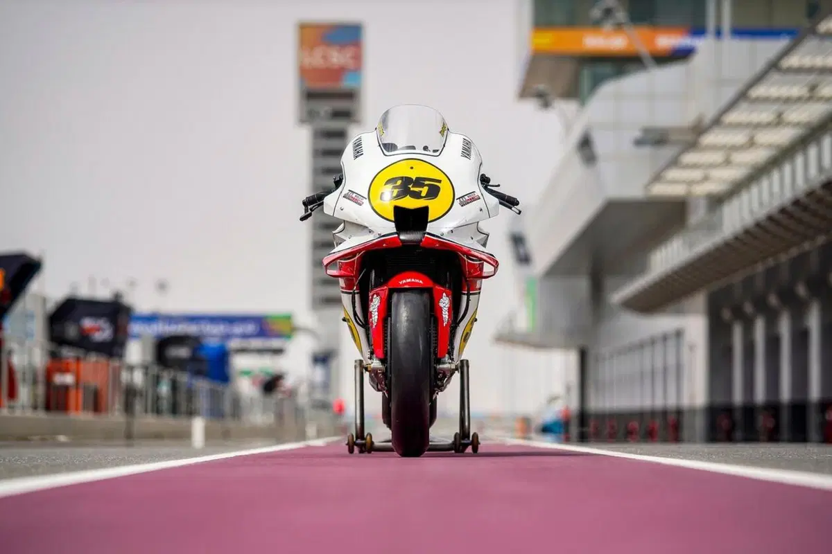 MotoGP. Crutchlow in pista con la M1 60° Anniversary (4)